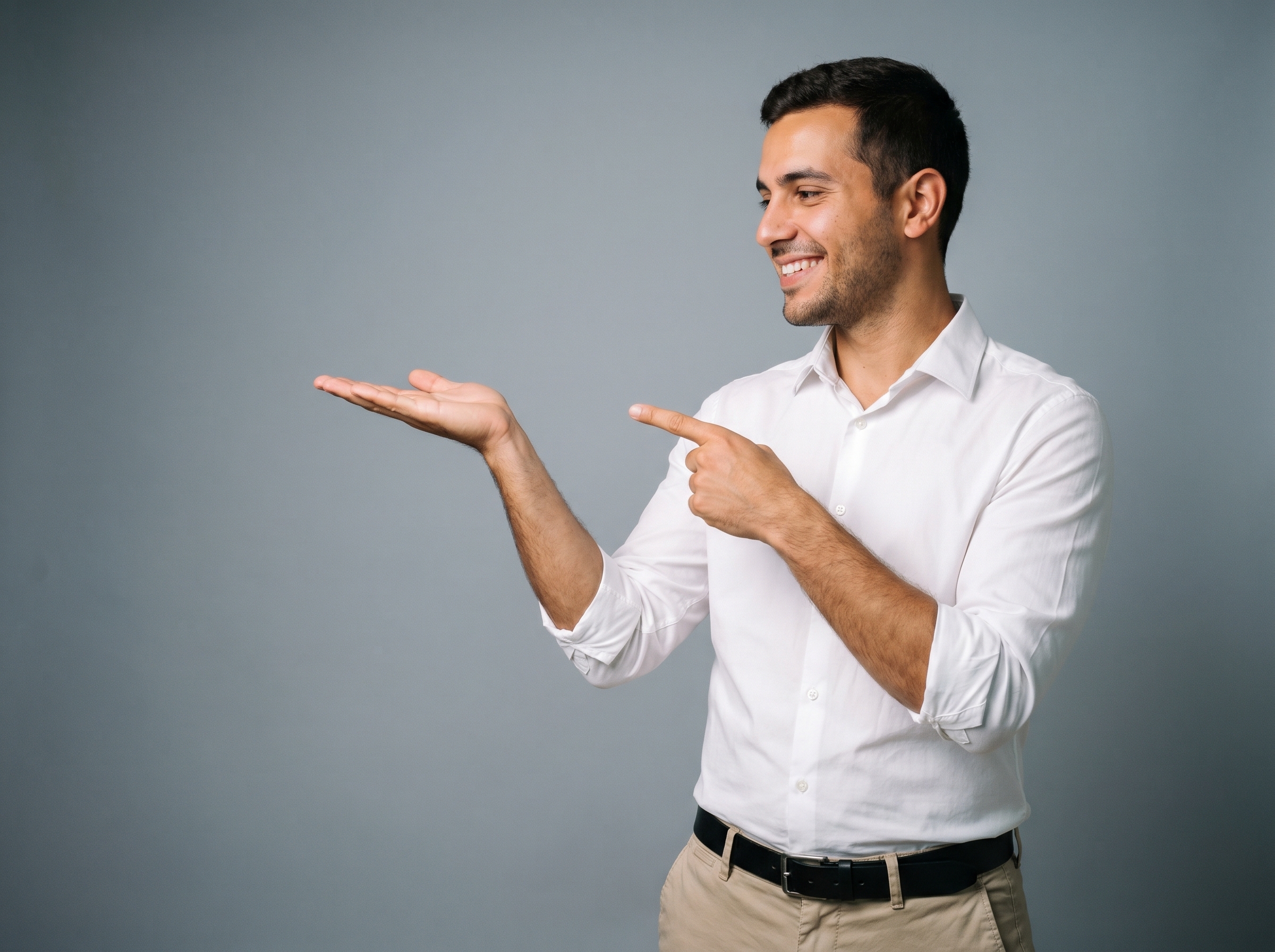 El hombre está señalando a la izquierda para mostrar los beneficios